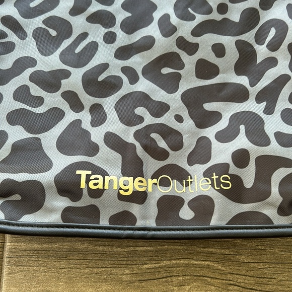 Tanger outlet back pack - Picture 2 of 8